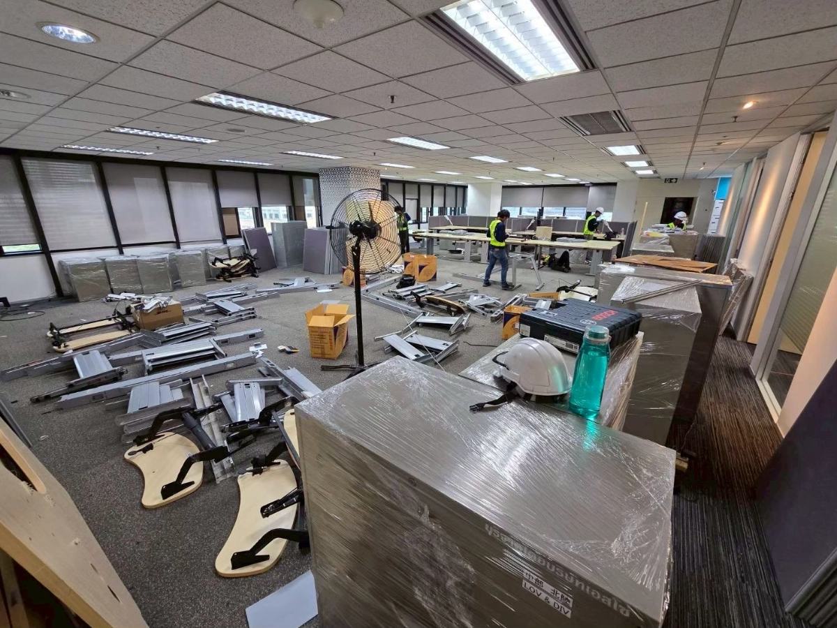 ผลงานการรื้อถอดขนย้ายประกอบติดตั้งเฟอร์นิเจอร์โต๊ะทำงาน